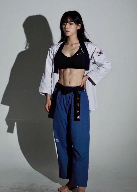 Kickboxing Women Outfit, Kung Fu Women, Taekwondo Hairstyles, Female Athlete Aesthetic, Taekwondo Outfit, Martial Arts Outfit, Kickboxing Outfit, Fighter Outfit, People Reference Photos