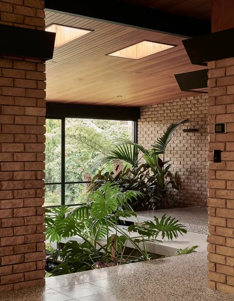 An Under-The-Radar, Modernist Masterpiece In The Dandenongs Mid Century Modern Plants, Mid Century Plants, Built In Couch, Midcentury Architecture, Midcentury House, Mid Century Interior, Modernist House, Mcm House, Modern Residence