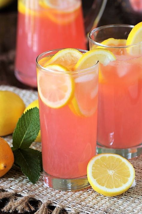 Strawberry Lemonade Aesthetic, Italian Lemonade, Pink Lemonade Aesthetic, Pink Lemonade Recipe, Summer Party Drinks, 13 Birthday Party Ideas, Sweet 16 Planning, Lemonade Aesthetic, Food For Guests