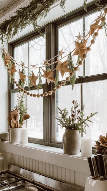 Ideas Decoracion Navidad, Natural Christmas Decor, Decor Studio, Christmas Decor Inspiration, Cottage Christmas, Star Garland, Piece Of Paper, Natural Christmas, Christmas Inspo