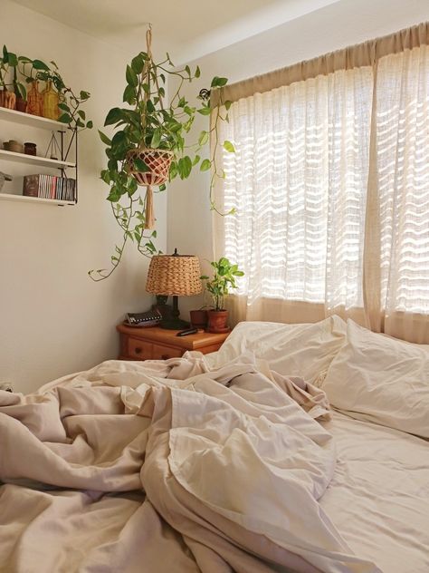 White Sheets Bedroom Aesthetic, Beige Bedroom Palette, Beige Plant Bedroom, Beige Sheets White Comforter, Beige Bed Sheets Aesthetic, Earthy White Bedroom, Earthy Clean Bedroom, Beige Room With Plants, Cozy White Apartment