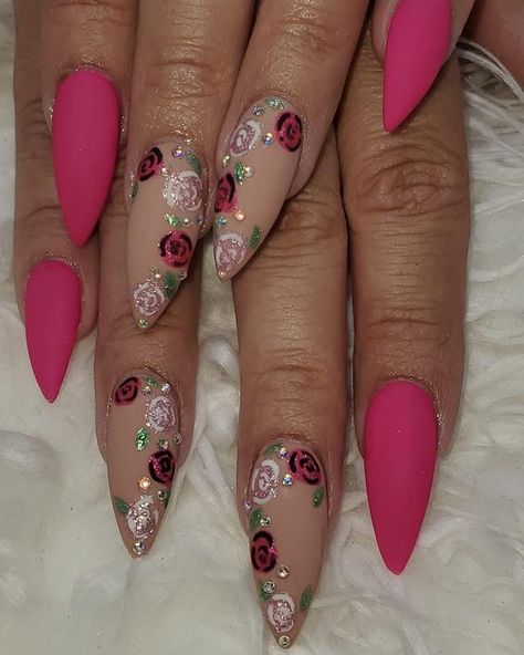 Roses On Nails, Rose Nail Art Designs, Rose Nail Design, Queen Nails, Rose Nail Art, Rose Gold Nails, Rose Nails, Pretty Nail Art, Hot Nails