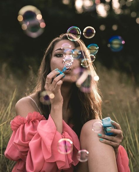 Bumble Photo Ideas, Blowing Bubbles Photoshoot, Pictures With Bubbles Photo Shoot, Bubblegum Photoshoot Ideas, Bubble Photoshoot Ideas, Bubbles Photoshoot, Bubble Photoshoot, Portrait Photo Original, Bubbles Photography