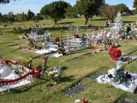 Cemetery Christmas Decorations, Graveside Decorations, Cemetery Ideas, Bereaved Parent, Gravesite Decorations, Miss My Mom, Cemetery Decorations, Grave Decorations, Cemetery Flowers