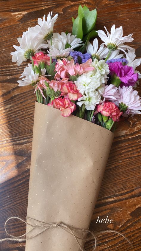 bouquet with brown paper inspo Bouquet In Brown Paper, Brown Paper, Flowers Bouquet, Bouquets, Table Decorations, Flowers, Christmas, Home Decor, Home Décor