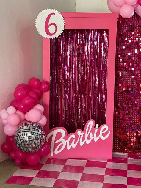 Barbie Box Party Decoration, Barbie Themed Birthday Party Balloons, Barbie Decoration Birthday, Barbie Dream Together Party, Barbie Themed Christmas Party, Barbie Themed Party Decor, Barbie Birthday Theme Decoration, Barbie Theme Decor, Barbie Centerpieces Ideas Diy