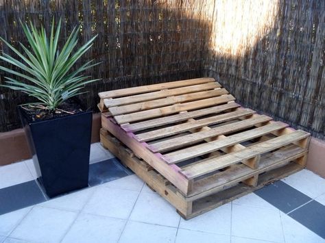 Outdoor Daybed Diy, Diy Outdoor Daybed, Daybed Outdoor, Patio Bed, Pallet Daybed, Garden Day Bed, Pallet Lounge, Diy Daybed, Porch Swing Bed