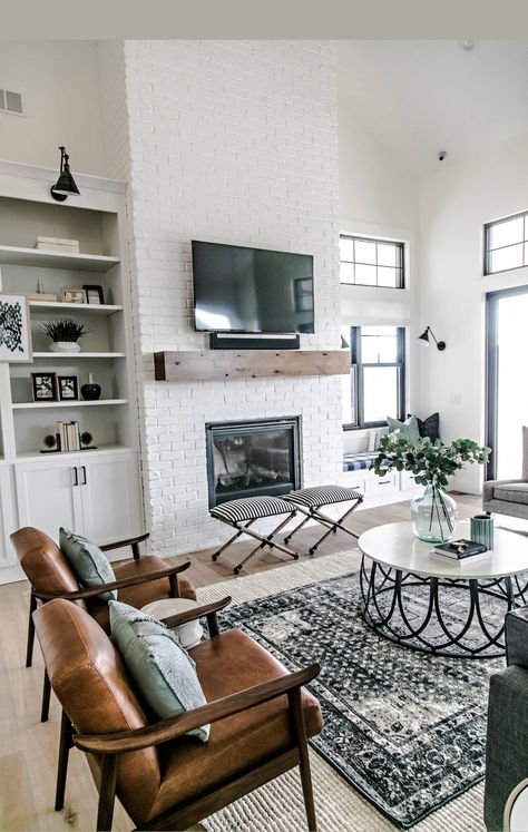 White Brick Fireplace, Modern Farmhouse Living Room Decor, Farm House Livingroom, Furnitur Ruang Keluarga, Farmhouse Living Room Decor Ideas, Modern Farmhouse Living, Casa Country, Design Salon, Modern Farmhouse Living Room