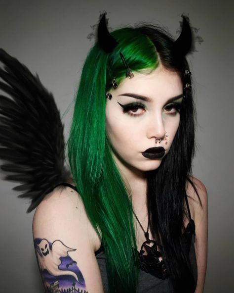 Black And Green Hair, Bath Skincare, Dark Green Hair, Half And Half Hair, Split Dye, Split Dyed Hair, Goth Hair, Split Hair, Pretty Hair Color