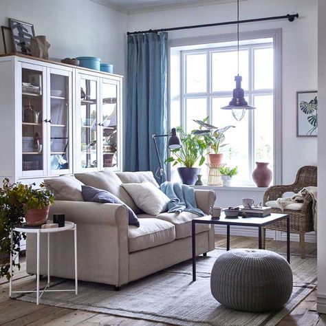 Arredare il soggiorno da IKEA: 24 bellissimi soggiorni catalogo 2019 Beige And White Living Room, Ikea Liatorp, Ikea Living Room Furniture, Living Room Furniture Inspiration, Ikea Living Room, Decor Ikea, Ikea Sofa, Blue Curtains, White Living