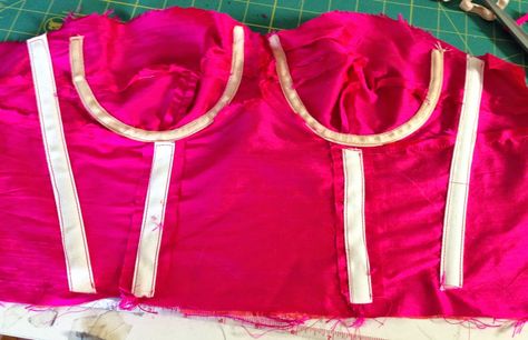 Gertie's New Blog for Better Sewing: Adding Underwires to a Bustier-Style Bodice Corset Sewing, Fashion Draping, Apparel Sewing, Tailoring Techniques, Robes Vintage, Corset Pattern, Sewing Lingerie, Couture Mode, Couture Sewing