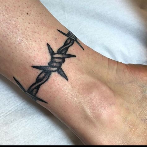 Wrist Barbed Wire Tattoo, Barbwire Traditional Tattoo, Barbed Wire Band Tattoo, Barbed Wire Bracelet Tattoo, Barbwire Wrist Tattoo, Barbed Wire Ankle Tattoo, Tattoo Puas, Bar Wire Tattoo, American Traditional Barbed Wire