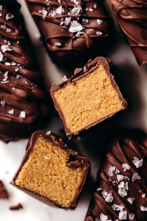 Homemade Pumpkin Spice Truffle Bars with a fluffy date-sweetened filling and decadent chocolate shell. No trick just a super yummy healthier halloween treat! Vegan Pumpkin Truffles, Autumnal Food, Chai Recipes, Pumpkin Truffles, Feasting On Fruit, Paleo Thanksgiving, Healthy Halloween Treats, Healthy Candy, Homemade Pumpkin Spice