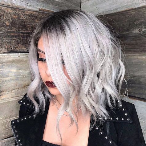 50 Pretty Ideas of Silver Highlights to Try ASAP - Hair Adviser Straight Hair Highlights, Shadow Roots, White Blonde Highlights, Root Melt, Hair Shadow, Bold Hair Color, Bronde Hair, Hair Adviser, Silver Highlights