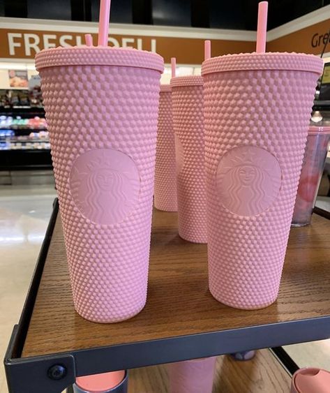 Iced Coffee Smoothie, Pink Starbucks Cup, Copo Starbucks, Starbucks Cup Design, Starbucks Cup Art, Cold Starbucks Drinks, Starbucks Tumbler Cup, Trendy Water Bottles, Studded Tumbler