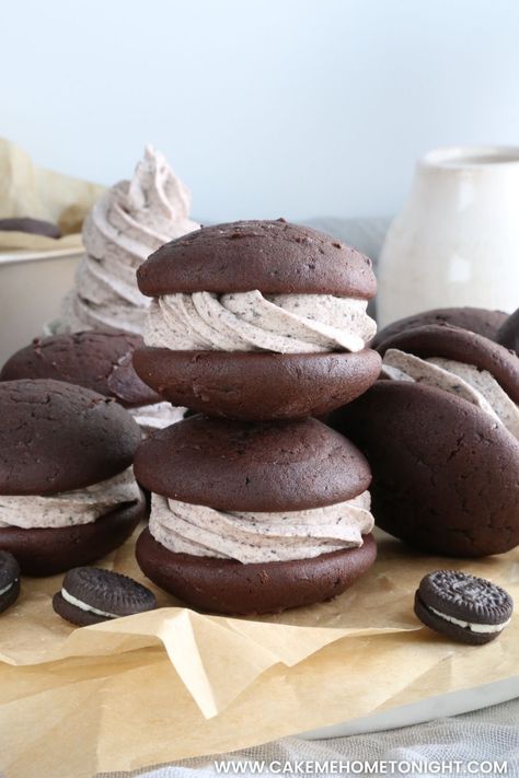 Soft and cakey chocolate cookies filled with cookies and cream buttercream frosting. Coconut Whoopie Pies, Homemade Whoopie Pies, Cookies And Cream Buttercream, Whoopi Pies, Whoopie Pies Recipe, Cake Me Home Tonight, Whoopee Pie, Boiled Dinner, Whoopie Pie Recipe