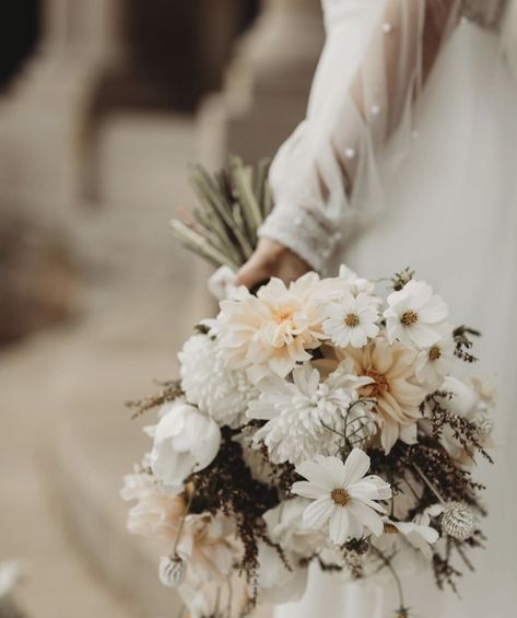 Brown Wedding Themes, Rustic Wedding Flowers Bouquet, Chrysanthemum Wedding, Chrysanthemum Bouquet, Brides Flowers Bouquet, Scandinavian Wedding, Simple Wedding Bouquets, Bridesmaid Bouquet White, Neutral Wedding Flowers