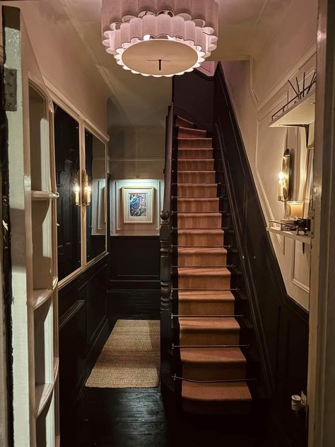 Dark Hallway Decorating, Dark Staircase, Black Hallway, Black Staircase, Painted Staircases, Hallway Colours, Dark Hallway, Townhouse Interior, Apartment Entryway