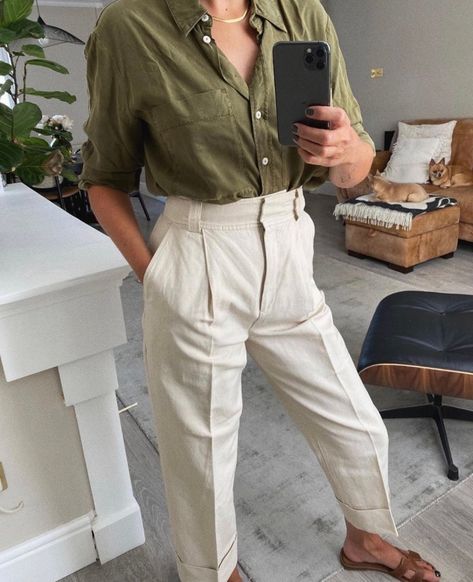 Women's Pleated Khaki Pant Trend. Khaki Shirt Outfit, Khaki Pants Outfit Women, Khaki Pants Outfit Women Casual, Outfit Women Casual, Olive Green Shirt Outfit, Green Shirt Outfits, Colored Pants Outfits, Khaki Pants Outfit, Khakis Outfit