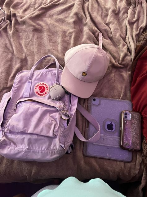 Whats In My Mini Backpack, Fjallraven Kanken Aesthetic, Mini Backpack Aesthetic, Kanken Aesthetic, Chillin Killin, Mochila Fjallraven Kanken, Mini Keychains, Mood 2024, Pretty Tote Bags