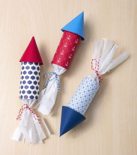 Firecracker Craft, 4th Of July Party Favors, Rocket Party, Tissue Paper Crafts, Diy Pinata, July Ideas, Toilet Paper Roll Crafts, Patriotic Crafts, Patriotic Decor