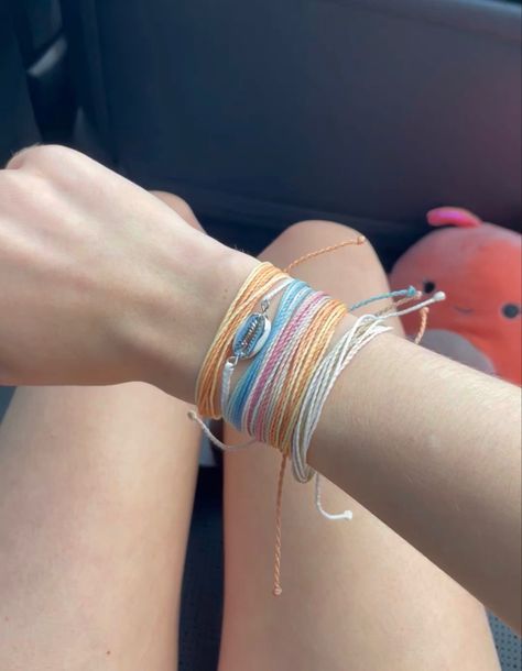 Aesthetic Pura Vida Bracelets, Puravida Bracelet Stack, Bracelet Stack Pura Vida, Puravida Bracelets Aesthetic, Pura Vida Bracelet Stack, Pura Vida Bracelets Stacked, Pita Vida Bracelets, Pura Vida Bracelets Aesthetic, Diy Pura Vida Bracelets