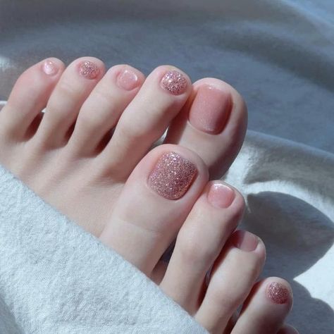 Hot Summer Toe Nail Korean Pedicure Ideas, Glitter Toe Nails, Simple Toe Nails, Feet Nail Design, Foot Nail, Minimal Nails Art, Pretty Toe Nails, Hello Nails, Summer Toe Nails