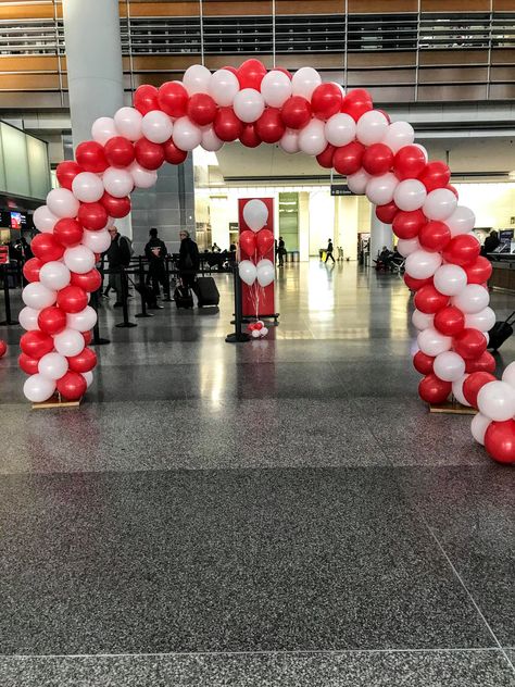 Red And White Balloon Arch, Red Balloon Arch, Baloon Art, Quince Decor, Basketball Homecoming, Bride Entry, Balloon Arches, Red Day, Red Balloon