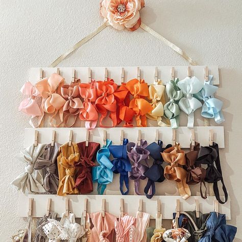 Bow and headband holder / organizer; love the colors, how many bows this can hold and how easy it is to see everything!!! Baby Bow Storage Head Bands, Baby Bow Organization Head Bands, Baby Girl Bow Organizer, Boho Bow And Headband Holder, Hair Bow Organizer With Name, Headband Organizer, Bow Organizer, Headband Holder, Diy Hair Bows