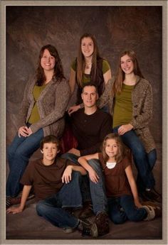 Indoor Family Photography, Large Family Poses, Studio Family Portraits, Family Photo Studio, Family Studio Photography, Pose Portrait, Family Photoshoot Poses, Family Portrait Poses, Studio Portrait Photography