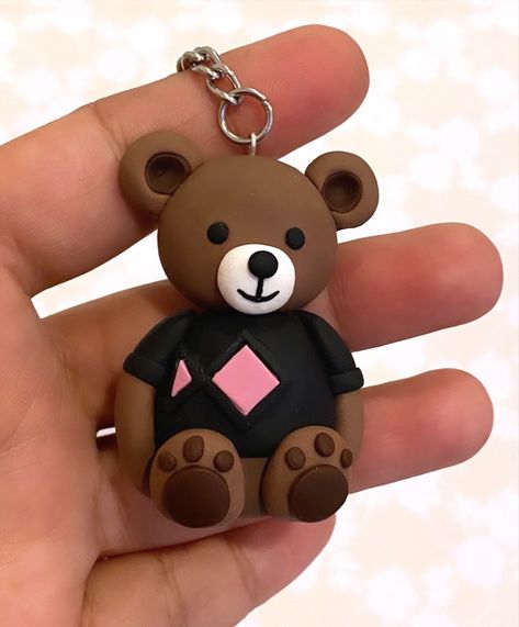 Brown Bear Charm! Brown Clay Crafts, Brown Clay Ideas, Polymer Clay Bear, Polymer Clay Keychains, Clay Bear, Clay Keychain, Bear Keychain, Tanah Liat, Beaded Jewelry Tutorials