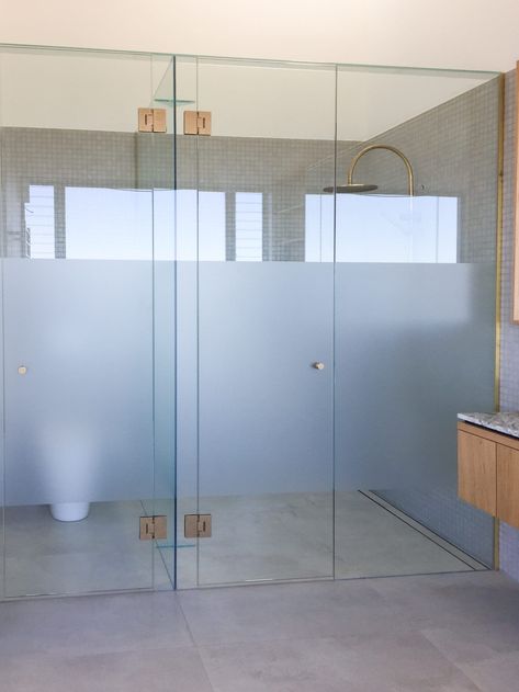 Shower Screens Image Gallery - Hills Robes & Screens Bathroom Shower Screen Ideas, Bathroom With Glass Shower Door, Shower Screens Ideas, Shower Cubicle Ideas, Shower Glass Door Ideas, Bathroom Shower Screen, Shower Glass Enclosure, Modern Shower Door, Shower Cabinet