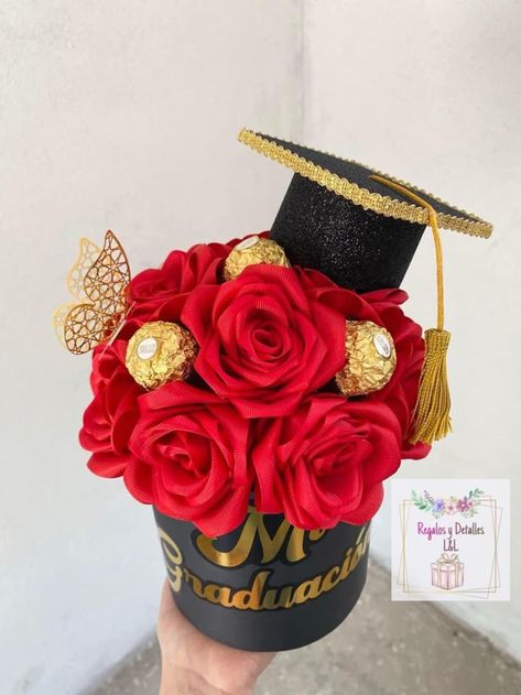 Diy Graduation Gifts, Graduation Bouquet, Graduation Flowers, Diy Balloon Decorations, Handmade Flowers Fabric, Graduation Diy, Flower Arrangements Diy, Birthday Box, Fun Easy Crafts