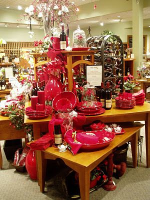 Christmas Shop Displays, Tableware Display, Holiday Retail, Creative Booths, Holiday Pottery, Pottery Display, Visual Merchandiser, Retail Design Display, Retail Store Display