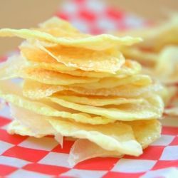 Oil-Free Microwave Potato Chips || Crispy potato chips, with no oil??? Yes, it's possible! The secret is the microwave! Microwave Potato Chips, Crispy Vegetables, Microwave Chips, Microwave Potato, Potato Chip Recipes, Potatoes In Microwave, Vegan Sides, Roasted Nuts, Microwave Cooking