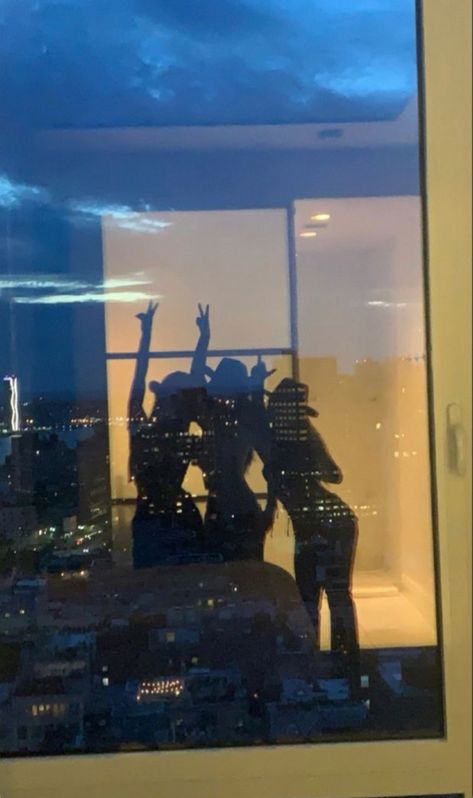 Valkyries Acotar, Nyc Life, Friend Photoshoot, Night Aesthetic, Teenage Dream, Instagram Inspo, Cute Friends, Future Life, City Girl