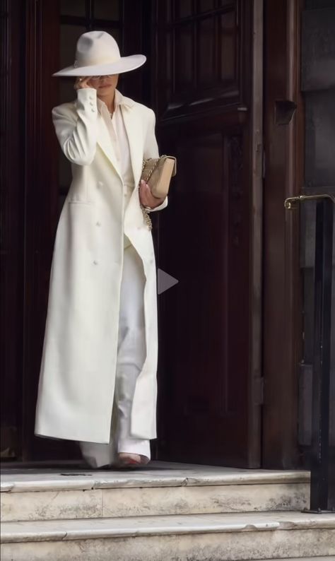 Long White Wool Coat, Long Coats For Women Classy, Maxi Coat Outfit, White Coat Outfit, Long White Coat, White Wool Coat, Dark Academy, Trends 2025, Feminine Fashion