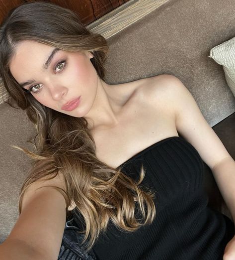 hailee steinfeld (@haileesteinfeld) | Instagram Hailee Steinfeld Hair, Hallie Steinfeld, Haliee Steinfeld, 11 December, Kate Bishop, True Grit, Emily Dickinson, Hailee Steinfeld, Jenna Ortega