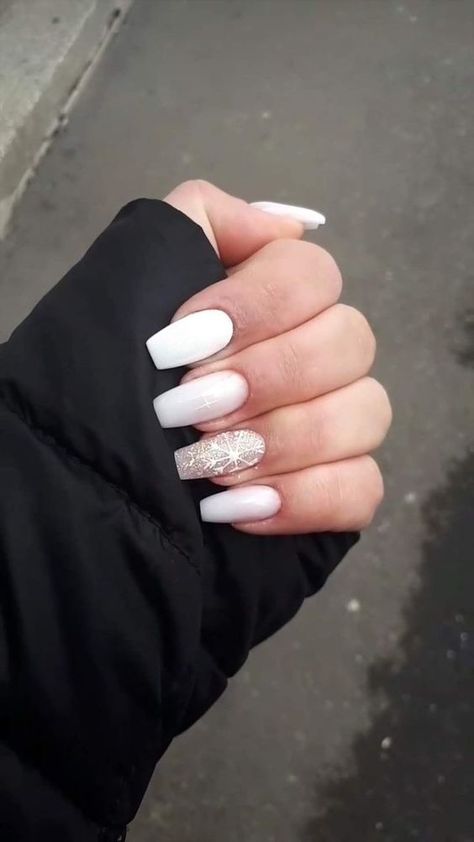 White Nails Acrylic Inspiration, Christmas White Nails Acrylic, White Winter Nails Coffin, White Xmas Nails Short, White Xmas Nails Acrylic, White Acrylic Christmas Nails, White Christmas Nail Designs Snow Flake, Christmas Acrylic Nails White, Christmas Nails Milky White