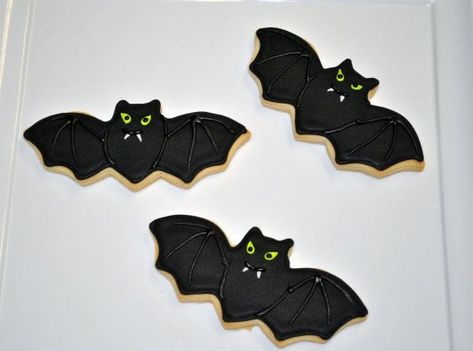 Halloween Bat Cookies, Cookies For Halloween, Fall Decorated Cookies, Halloween Biscuits, Galletas Halloween, Bats Cookies, Holiday Sugar Cookies, Cookies Decoradas, Halloween Cookies Decorated