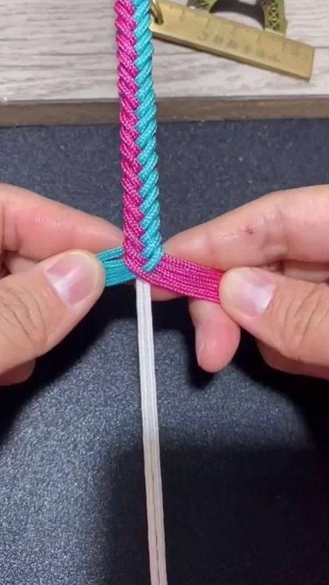 Simpul Makrame, Pola Macrame, Diy Bracelets With String, Diy Friendship Bracelets Tutorial, Braided Bracelet Diy, Bracelets Easy, Diy Bracelets Tutorials, Friendship Bracelets Tutorial, Seni Dan Kraf