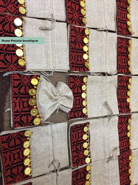 Rustic Wedding Backdrops, Diy Hair Accessories Ribbon, Chocolate Wedding Favors, Wedding Chocolate, Henna Night, Wedding Henna, Henna Party, Chocolate Favors, Arab Wedding