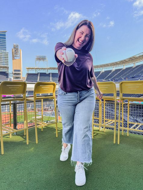 What to Wear to a Baseball Game: these outfit ideas are perfect for baseball season! Ballgame Outfit Casual, Plus Size Baseball Game Outfit, What To Wear To A Baseball Game, Baseball Style Outfits, Baseball Game Outfit Women, Ballpark Outfit, Everyday Casual Outfits, Floppy Hats, Body Outfit