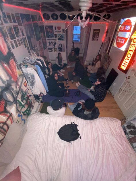 Room Ideas Chaotic, Teenage Dirtbag Aesthetic Room, Teenage Dirtbag Bedroom, Dirt Bag Aesthetic, Crowded Room Aesthetic, Cool Hangout Room Ideas, Teenage Dirtbag Room, 2000 Room Aesthetic, Teenage Dirt Bag