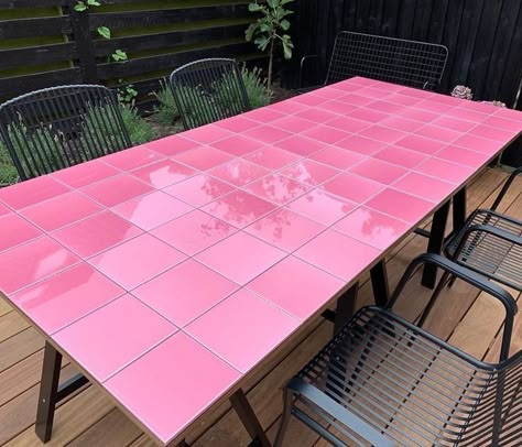 Tiled Outdoor Table, Pink Dining Table, Balcon Mic, Deck Table, Table Design Ideas, Tile Table, Pink Tiles, Pink Table, Barbie Dream House