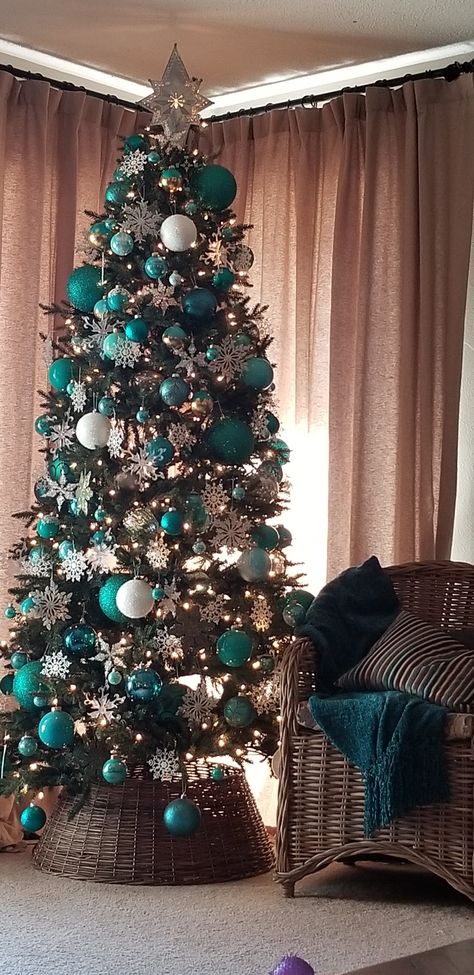 Dark Teal Christmas Tree, Teal And Silver Christmas Tree, Christmas Tree Color Schemes, Teal Christmas Decorations, Teal Christmas Tree, Turquoise Christmas Tree, Tree Colour, Silver Christmas Tree Decorations, Christmas Trees Decorations