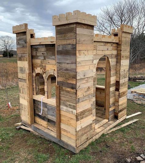 Pallet Projects Kids, Pallet Playground, Pallet Garden Benches, Barndominium Ideas 3 Bedroom, Pallet Kids, Pallet Playhouse, Pallet Building, Kids Backyard Playground, Pallet House