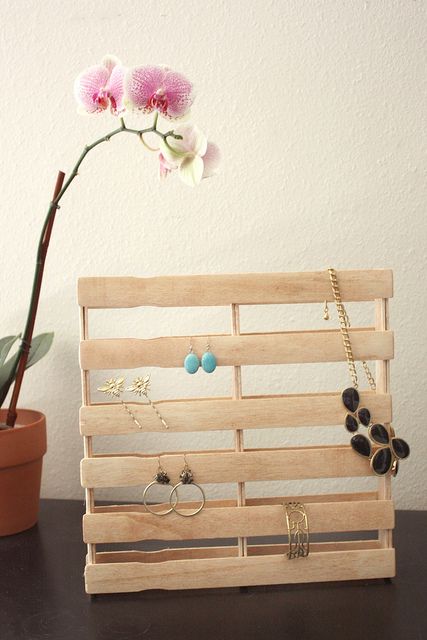 DIY Mini Palette Jewelry Holder using paint sticks! Popsicle Stick Crafts For Adults, Craft Stick Projects, Popsicle Stick Diy, Paint Stick Crafts, Popsicle Stick Crafts For Kids, Diy Popsicle Stick Crafts, Paint Stir Sticks, Diy Popsicle, Popsicle Crafts