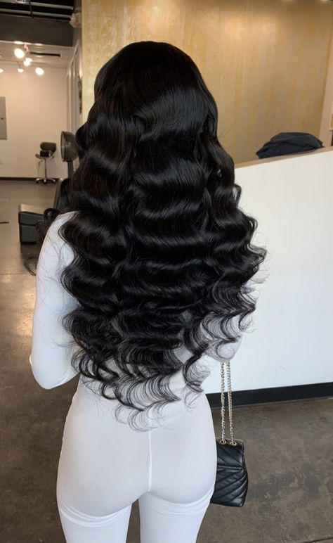 Hollywood Waves Long Hair, Nikkah Makeup, Black Hair Curls, Mexican Hairstyles, Black Wedding Hairstyles, Peekaboo Hair, Simple Prom Hair, Hollywood Hair, Hollywood Waves