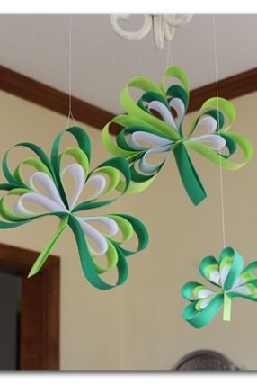 LOVE these shamrocks made out of paper - there's a tutorial on how to make them - so easy!! - -Paper Strip Shamrocks ~ Sugar Bee Crafts Sant Patrick, Fete Saint Patrick, March Crafts, St Patricks Crafts, St Patricks Day Crafts For Kids, St Patrick's Day Decorations, St Patrick's Day Crafts, Bee Crafts, Saint Patrick's Day